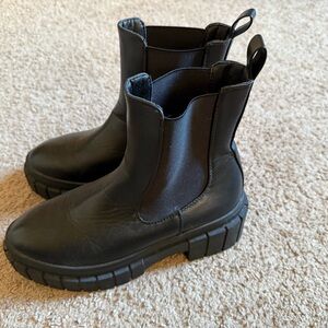 Chunky gore black chelsea boots